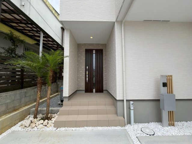 宜野湾市野嵩 新築戸建て 1号棟の玄関
