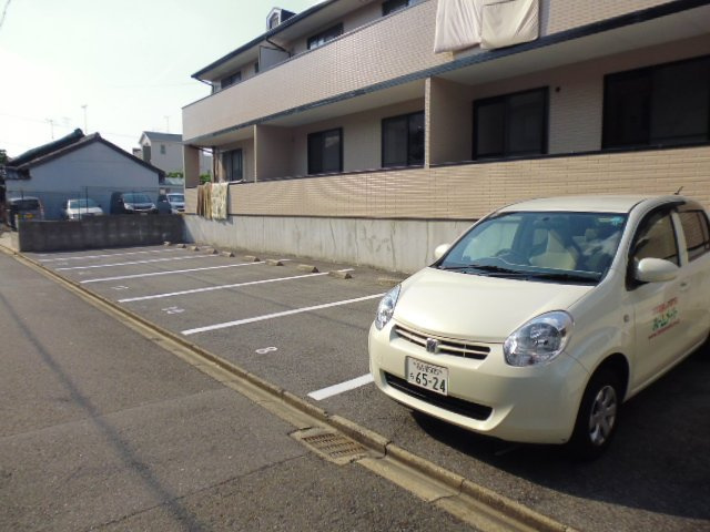 サンパティーク日向の駐車場