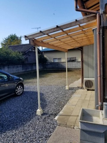 東野田戸建の庭|テラスには屋根があり、雨の日のお洗濯ものも安心です