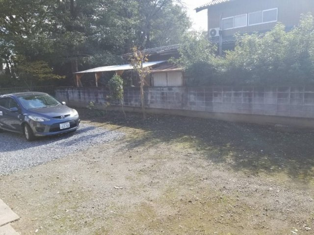 東野田戸建の庭|庭には車が4台駐車可能です。駐車場代無料。
