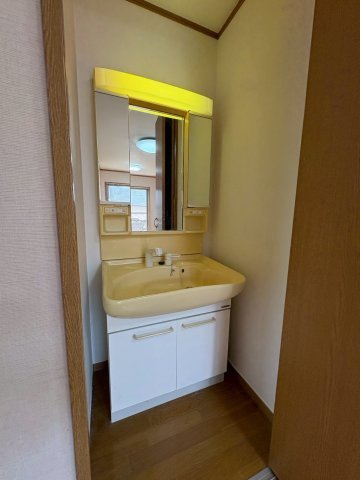 須磨区川上町１丁目　中古戸建ての独立洗面台|朝の支度にも助かる、独立の洗髪洗面化粧台