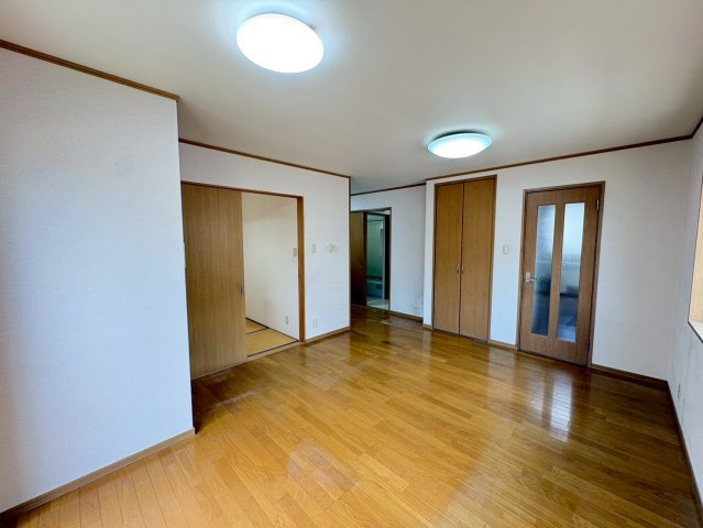 須磨区川上町１丁目　中古戸建ての居間・リビング|おしゃれなリビングです