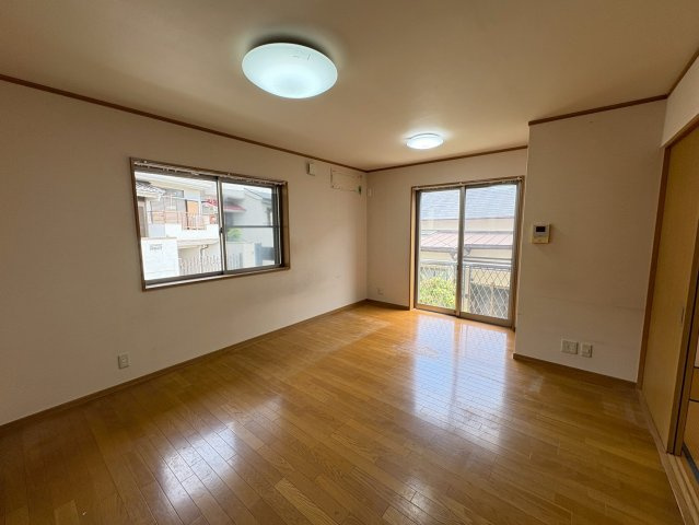 須磨区川上町１丁目　中古戸建ての居間・リビング|おしゃれなリビングです