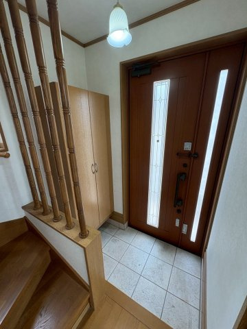 須磨区川上町１丁目　中古戸建ての玄関|収納もある玄関です
