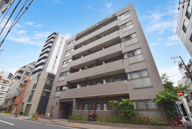 【外観】 | グランベル上野の杜 | 青空によく映える建物です。手入れの行き届いた外壁やマンション正面エントランスなど、綺麗な姿をぜひ一度、現地にてご覧ください。～即日のご見学可能～　お問合せはお気軽にどうぞ。
