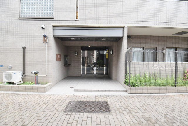 【エントランス】 | グランベル上野の杜 | オートロックを備えた、マンションのエントランス。やはりセキュリティの観点は欠かすことができません。皆様を“安全”に送り出し、出迎えてくれます。～即日のご見学可能～　お問合せはお気軽にどうぞ。
