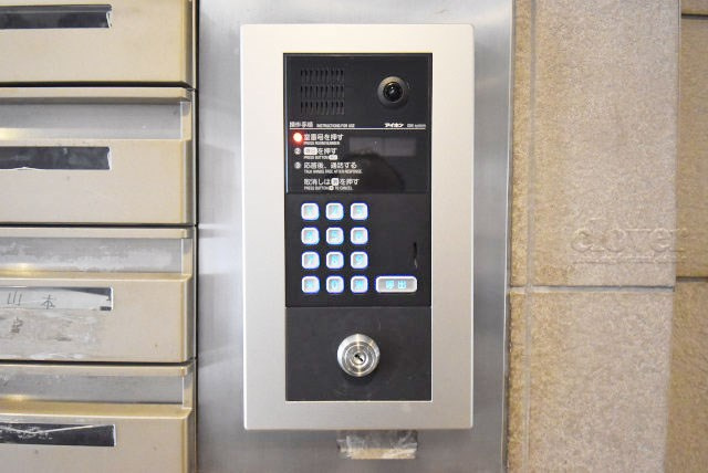 【防犯設備】 | グランベル上野の杜 | モニター（カメラ）付きのオートロックが備えられています。建物のセキュリティ能力の高さは、欠かすことのできないチェックポイントになります。～即日のご見学可能～　お問合せはお気軽にどうぞ。
