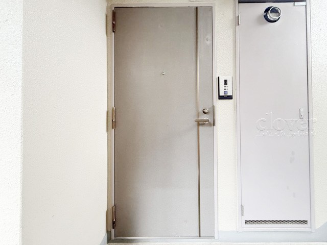 【その他共用部分】 | グランベル上野の杜 | 皆様をお迎えする、お部屋の玄関ドア。開けやすさや開放角度、ドアノブの操作しやすさや鍵の形状などを、現地で一度ご確認ください。～即日のご見学可能～　お問合せはお気軽にどうぞ。
