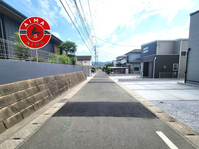 大野城市南ケ丘1丁目第6-2棟（2号棟）　の前面道路含む現地写真|前面道路は閑静な住宅地をはしる車通りの少ない道路。お車の出し入れが苦手なママや小さなお子様にも安心ですね。しっかり舗装もされているので、ベビーカーや自転車で通っても快適に通行できます。
