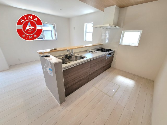 大野城市南ケ丘1丁目第6-2棟（2号棟）　のキッチン|ダイニングテーブルへの配膳がラクラク、お料理はかどるカウンター付きシステムキッチン！