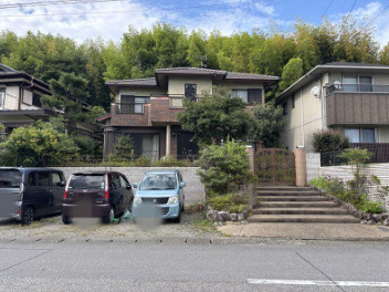 【並列駐車3台可】高知市大津甲　中古一戸建ての前面道路含む現地写真|緑豊かな高台に位置。並列駐車3台も可能な広々とした敷地。