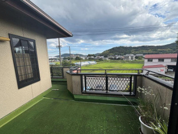 【並列駐車3台可】高知市大津甲　中古一戸建てのバルコニー|開放感抜群のバルコニー。街並みを見渡す心地よい眺望。