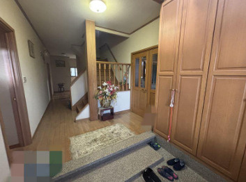 【並列駐車3台可】高知市大津甲　中古一戸建ての玄関|木の温もりを感じる内装。吹き抜けが開放感を感じさせます。