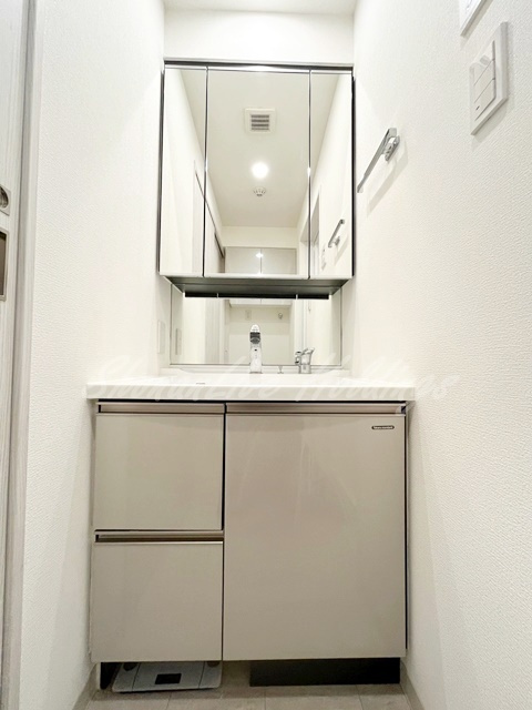 Portside Urban Residenceの洗面所|人気の三面鏡独立洗面台付き♪