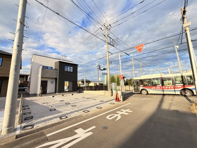 【前面道路含む現地写真】 | 熊谷市柿沼第2期　ワイウッドコート　新築戸建　全3区画　1号棟