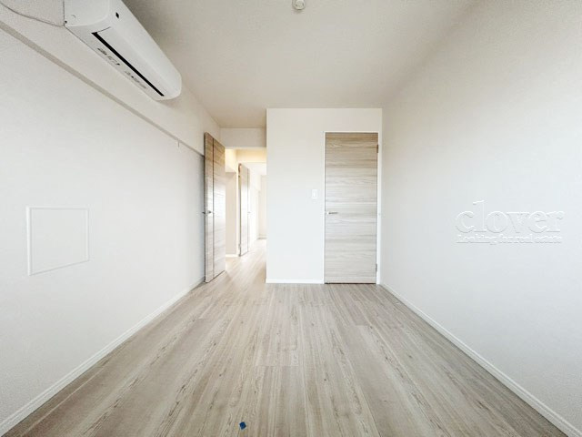 【寝室】 | グランドマンション野方 | 洋室1　大きな収納力が魅力の洋室。多くのお客様から、「欲しいもの＝収納」という声をいただきますが、まさにこのようなお部屋は需要の高さを感じます。～即日のご見学可能～　お問合せはお気軽にどうぞ。