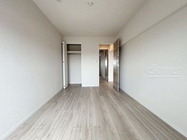 【子供部屋】 | グランドマンション野方 | 洋室2　収納スペースを備えた洋室。現地をご覧になった際には、部屋の大きさのほか、収納部分のサイズなどもご確認ください。～即日のご見学可能～　お問合せはお気軽にどうぞ。