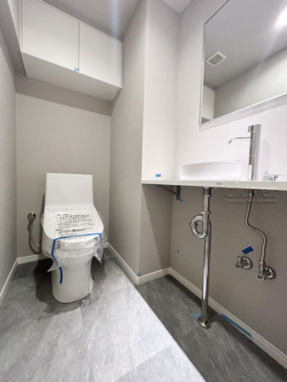 【トイレ】 | グランドマンション野方 | 温水洗浄便座つき　上部に収納を備えたトイレです。自宅の中でも最もプライベートな空間だからこそ、ほしい「落ち着き」がここにあります。～即日のご見学可能～　お問合せはお気軽にどうぞ。