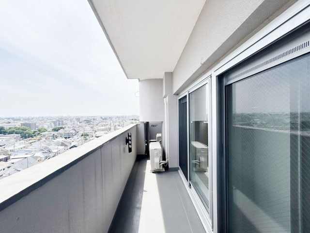 【バルコニー】 | グランドマンション野方 | バルコニーの様子。ここからの眺めが、日々のストレスを発散してくれることでしょう。ちなみにバルコニーは専有部分ではなく「共用部分」の扱いです。～即日のご見学可能～　お問合せはお気軽にどうぞ。