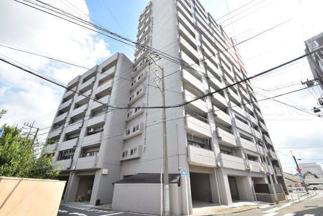 【外観】 | グランドマンション野方 | 青空によく映える建物です。手入れの行き届いた外壁やマンション正面エントランスなど、綺麗な姿をぜひ一度、現地にてご覧ください。～即日のご見学可能～　お問合せはお気軽にどうぞ。
