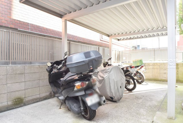 【駐車場】 | グランドマンション野方 | バイク置き場。空き区画の有無や駐輪料金、サイズおよび排気量規定などについては、改めてお問い合わせください。～即日のご見学可能～　お問合せはお気軽にどうぞ。
