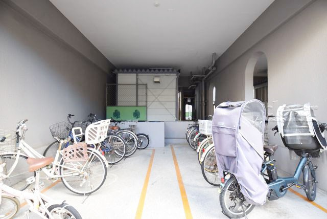 【駐輪場】 | グランドマンション野方 | 自転車置き場。マンションの共用部にあたります。空きの有無や駐輪料金、各戸の台数制限などについては、改めてお問い合わせください。～即日のご見学可能～　お問合せはお気軽にどうぞ。
