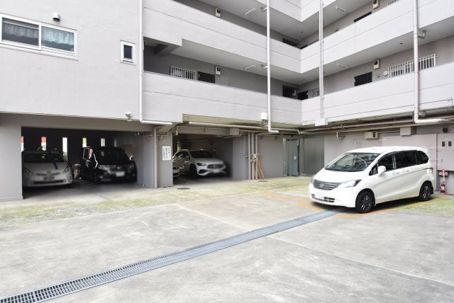 【駐車場】 | グランドマンション野方 | マンションの駐車場スペース。空きの有無や駐車料金、サイズ規定などについては、改めてお問い合わせください。～即日のご見学可能～　お問合せはお気軽にどうぞ。
