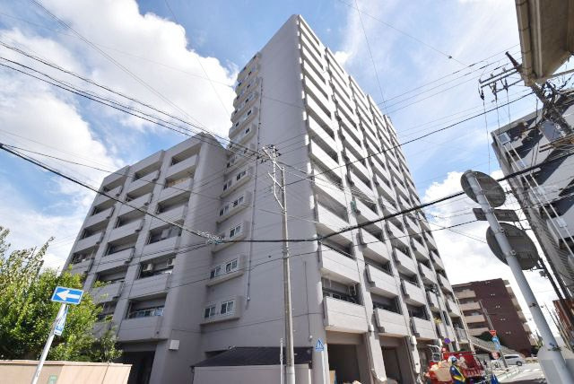 【外観】 | グランドマンション野方 | 手入れの行き届いた外壁やエントランスなど、「見ればわかる」レベルで清潔感を保ったマンションです。築年数を感じさせない姿で皆様をお出迎えします。～即日のご見学可能～　お問合せはお気軽にどうぞ。
