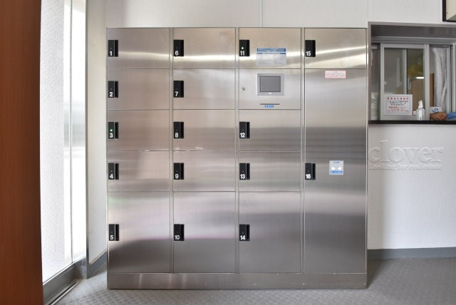 【設備】 | グランドマンション野方 | 仕事をしたり、家をあけがちな人にとっては必須となる、宅配BOX。ネット通販や宅配サービスの利用頻度が高い人にとっても、うれしい設備です。～即日のご見学可能～　お問合せはお気軽にどうぞ。
