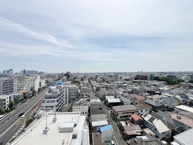 【展望】 | グランドマンション野方 | 眼前に広がる空の雄大さと、このお部屋の自慢の一つである「眺望」をご覧ください。毎日、この景色を独り占めできる新生活に夢が広がります。～即日のご見学可能～　お問合せはお気軽にどうぞ。