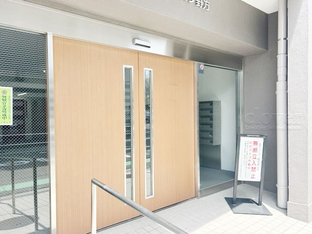 【エントランス】 | グランドマンション野方 | お客様を、そして住人を出迎えてくれるマンションのエントランス。ゴミが落ちていないことからも、管理状態の良さや住民の節度の高さが見て取れます。～即日のご見学可能～　お問合せはお気軽にどうぞ。
