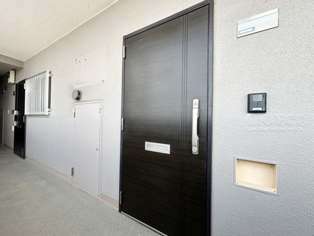 【その他共用部分】 | グランドマンション野方 | ダブルロック式の玄関ドアが皆様をお出迎え。お部屋のセキュリティの観点からも、うれしい設備ですね。玄関の色もシックで良い感じです。～即日のご見学可能～　お問合せはお気軽にどうぞ。