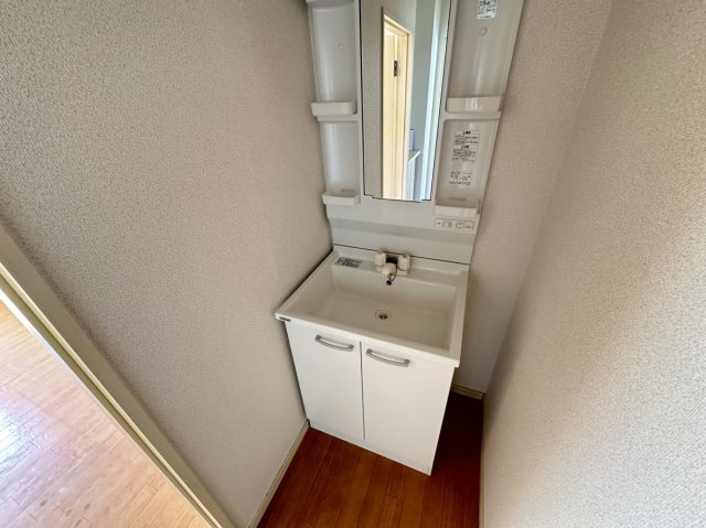 ウエストヴィレッジ【キャッシュバック対象物件】の洗面所|忙しい朝には欠かせない洗面所です※現況優先
