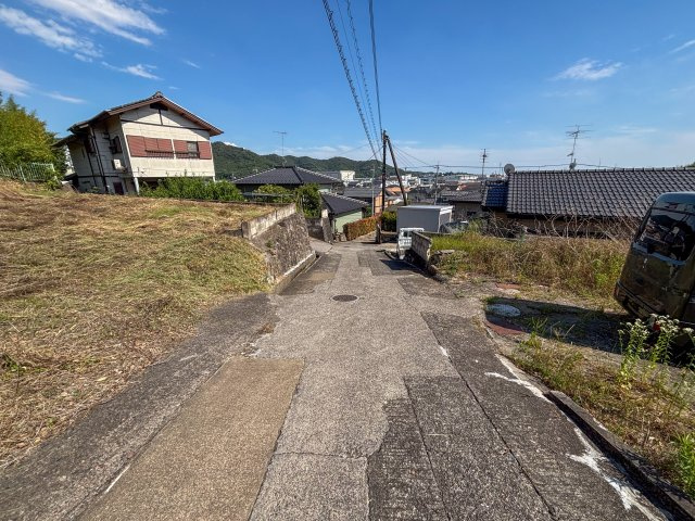 足利市助戸新山町の売地の前面道路含む現地写真