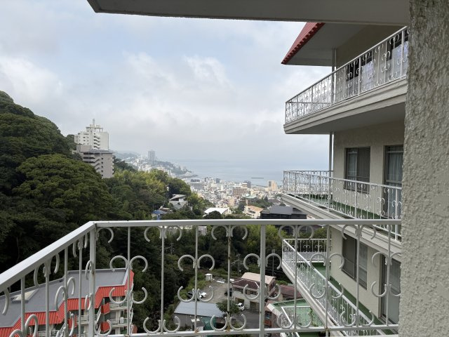 紅葉ガ丘ガーデンハイツA棟の展望|バルコニーからの眺望、海を望みます。