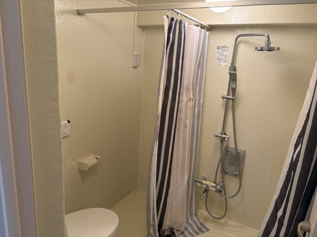 紅葉ガ丘ガーデンハイツA棟の浴室|トイレと同じ空間にあるシャワーブース
