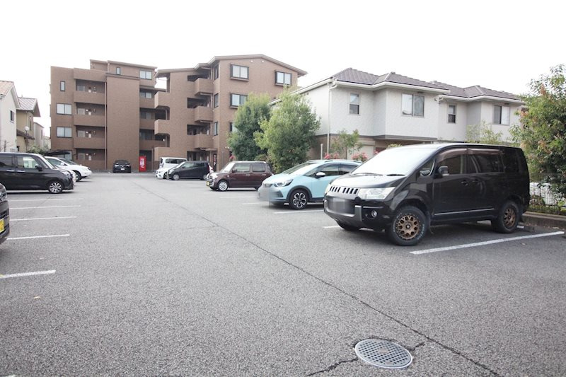 レアールマリカの駐車場