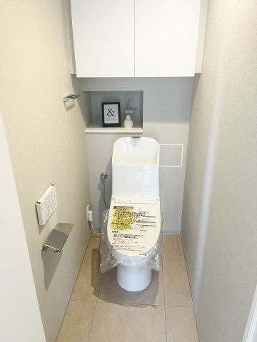 コスモ小竹向原アーバンフォルムのトイレ|トイレも新規交換につき快適です
トイレ上部には備品などの収納に便利な吊戸棚を設けてます