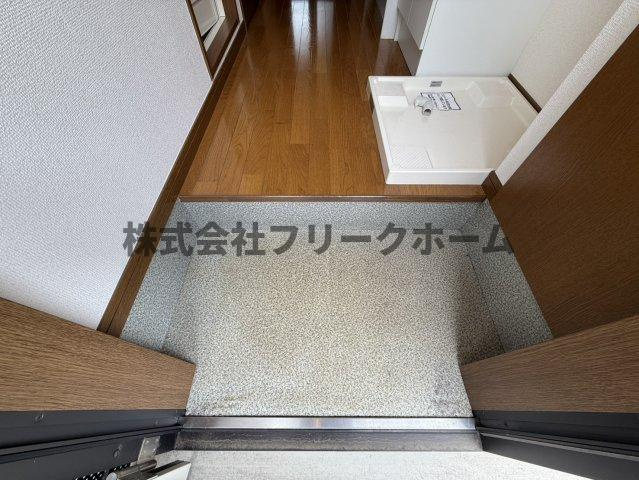 小金井市東町５丁目のアパートの玄関