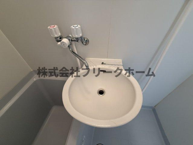小金井市東町５丁目のアパートの洗面所