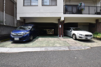 【駐車場】 | マンションの駐車場スペース。空きの有無や駐車料金、サイズ規定などについては、改めてお問い合わせください。～即日のご見学可能～　お問合せはお気軽にどうぞ。