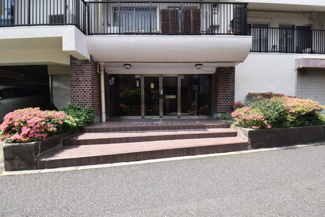 【エントランス】 | お客様を、そして住人を出迎えてくれるマンションのエントランス。ゴミが落ちていないことからも、管理状態の良さや住民の節度の高さが見て取れます。～即日のご見学可能～　お問合せはお気軽にどうぞ。