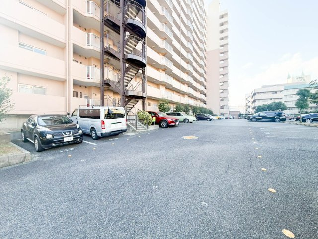 スペリアシティ名南アネックス1の駐車場