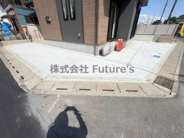 八潮市南川崎　新築戸建の駐車場|家族の車＋来客用にも便利なカースペース2台駐車可能