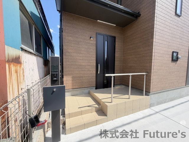 八潮市南川崎　新築戸建のエントランス|玄関アプローチ