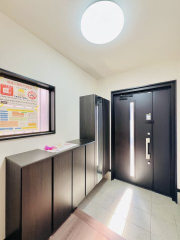 高崎市井野町の玄関|収納も充実で、着脱もスムーズにできる玄関♪