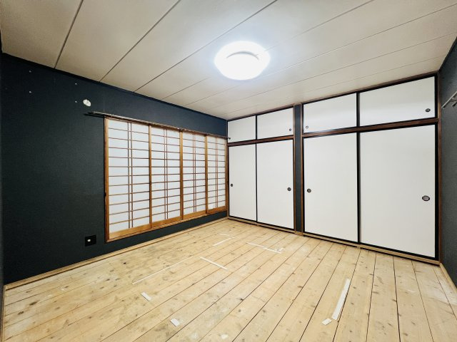 高崎市井野町の洋室|バルコニーへも行き来できる8帖洋室◎