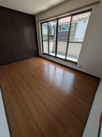 下田町1丁目戸建の洋室