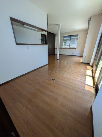 下田町1丁目戸建の居間・リビング
