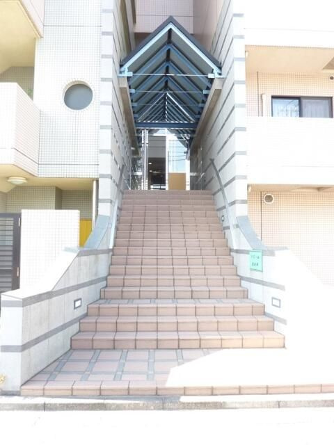 北区赤羽北１丁目の賃貸マンションのエントランス